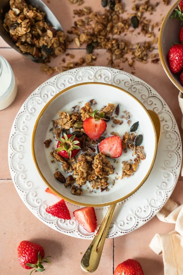 Gesundes Granola mit Haferflocken und Nüssen
