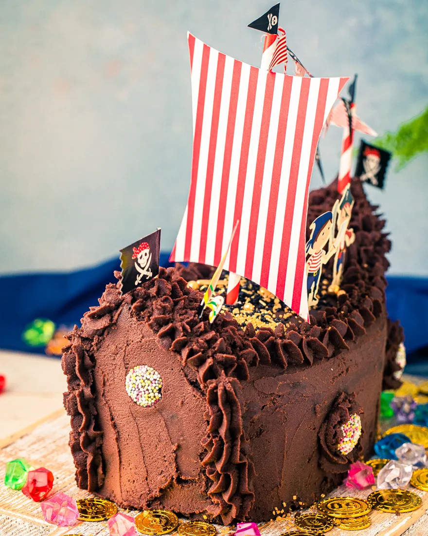 Glitzernde Münzen und Edelsteine zieren das Piratenschiff und seine Umgebung.