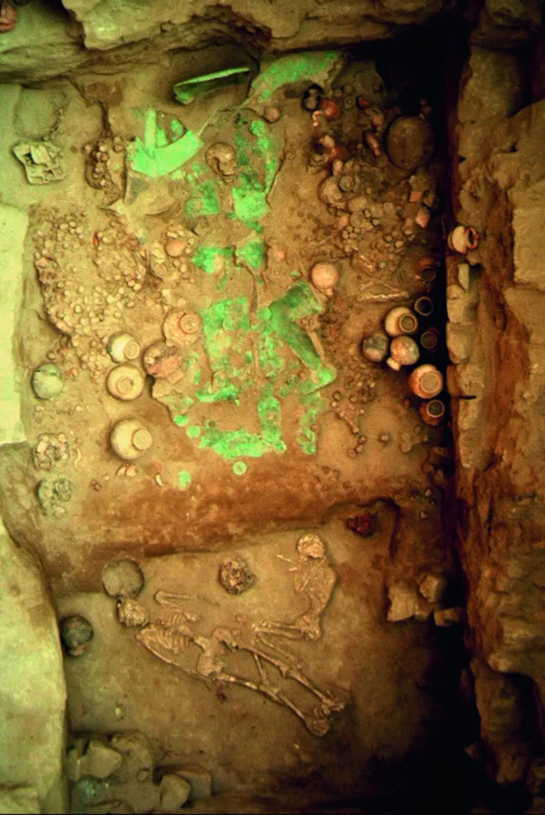 Grab der ersten Priesterin von San José de Moro. Die Tote lag in einem Sarg, der vermutlich aus Schilfrohr bestand und mit Kupferplatten in Form menschlicher Gliedmaßen verziert war. Bei der Ausgrabung lagen die Platten unmittelbar auf dem Skelett: Übersicht.