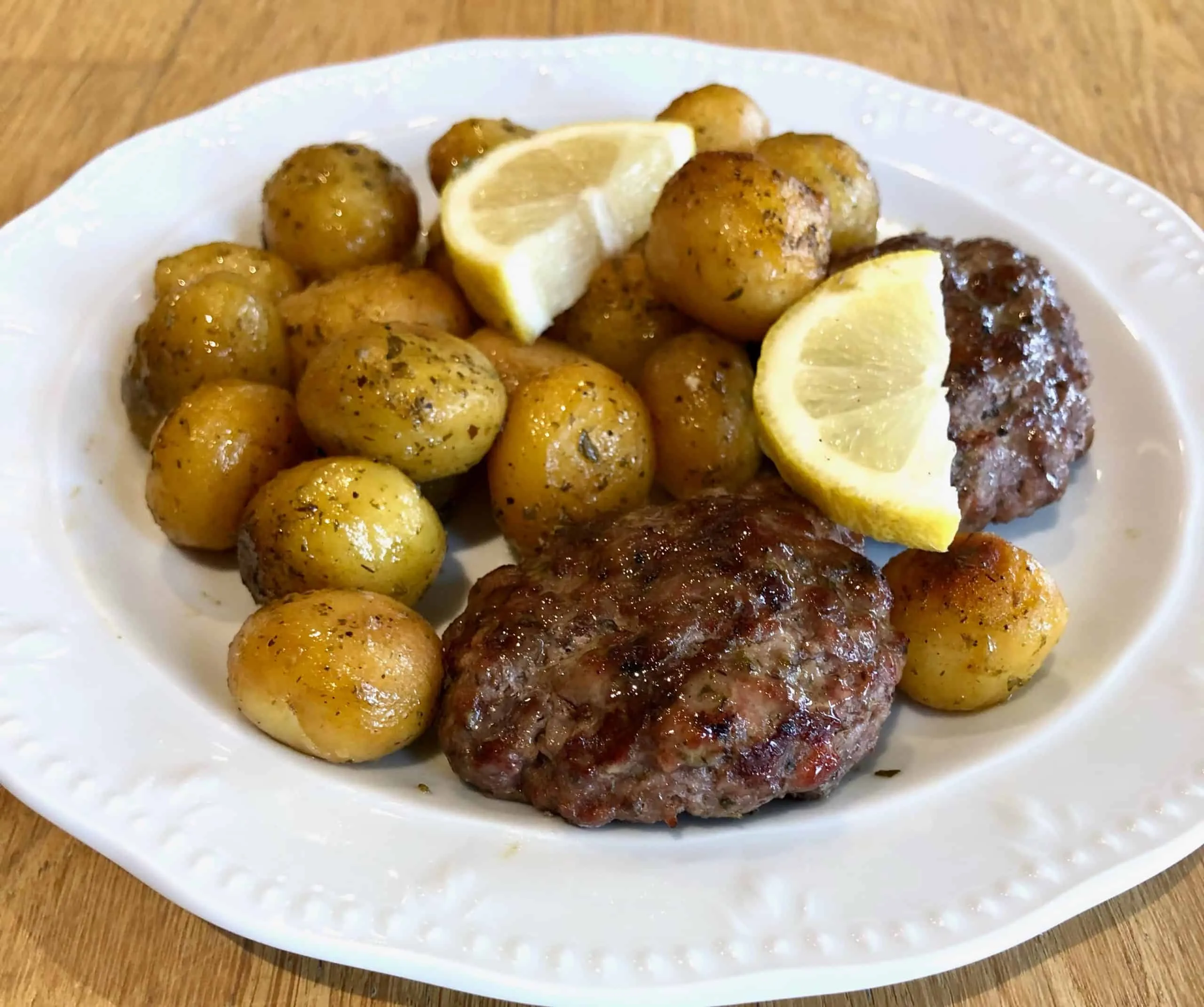 Griechische Bifteki (Hackfleisch-Patties) mit Kartoffeln