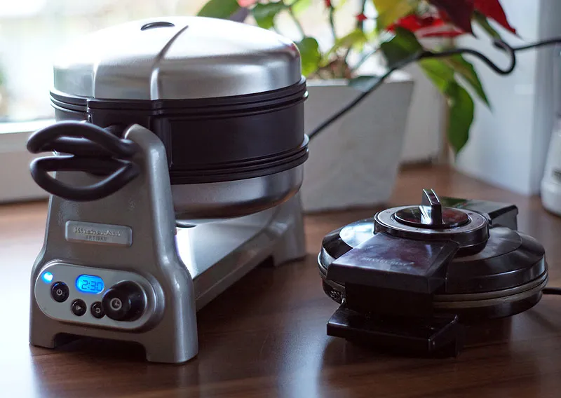 Größenvergleich des KitchenAid Waffeleisens mit einer Küchenmaschine