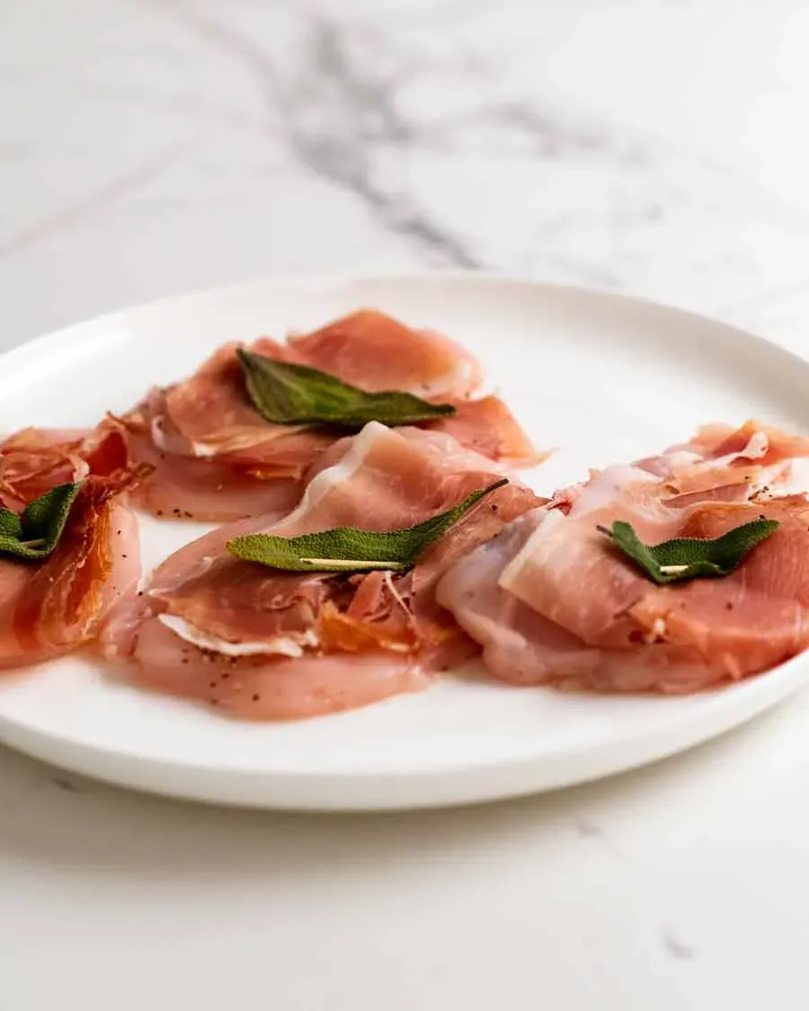 Hähnchen-Saltimbocca bereit zum Kochen