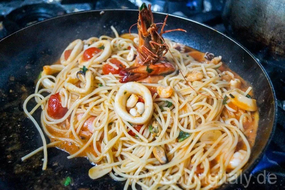 Handgemachte Spaghetti alla Chitarra werden gekocht.