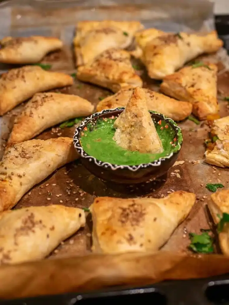 Herzhafte Blätterteigtaschen mit Kartoffelfüllung