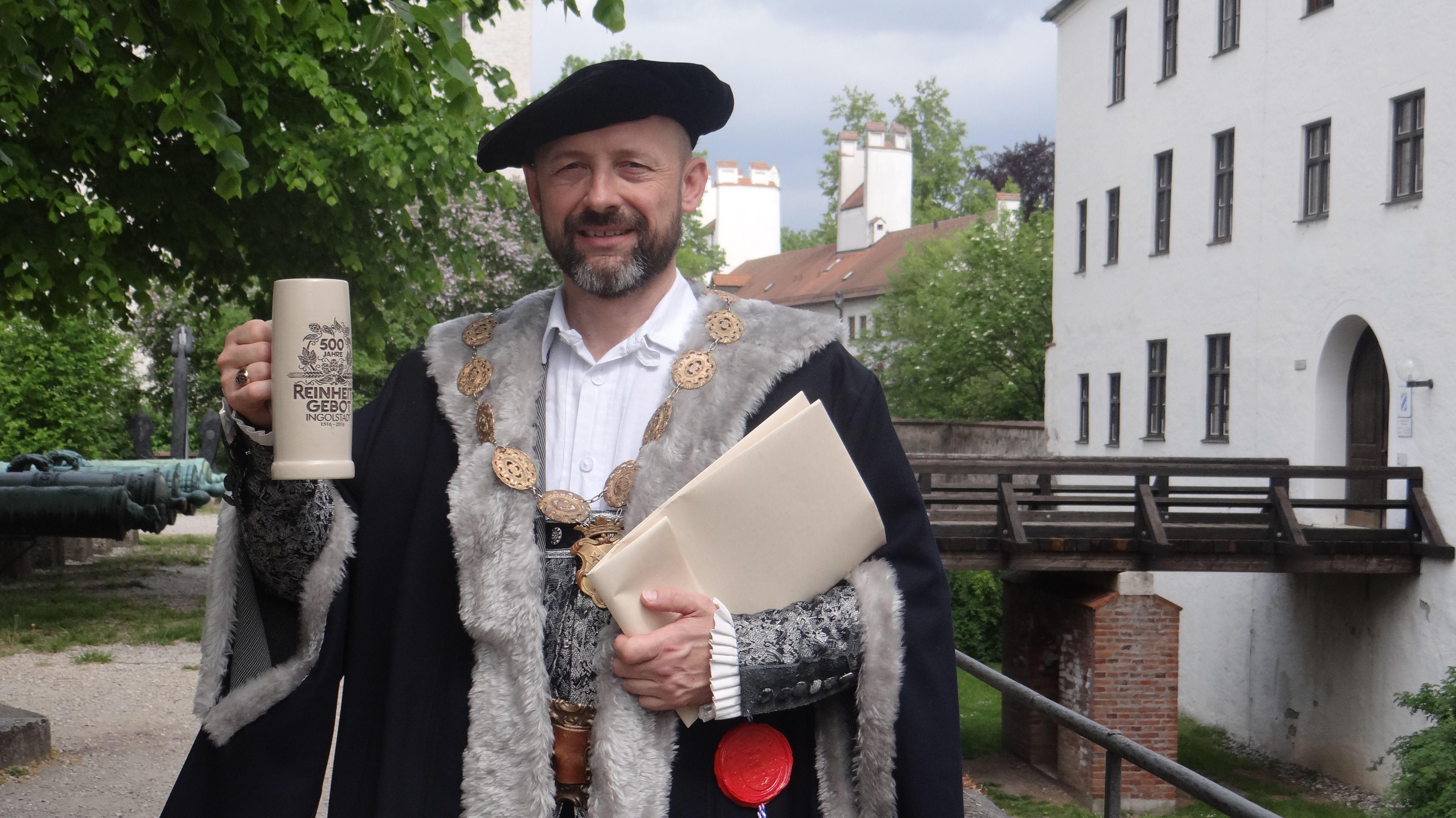 Herzog Wilhelm IV. von Bayern verkündet das Reinheitsgebot 1516 in Ingolstadt, ein historisches Ereignis für deutsches Bier.