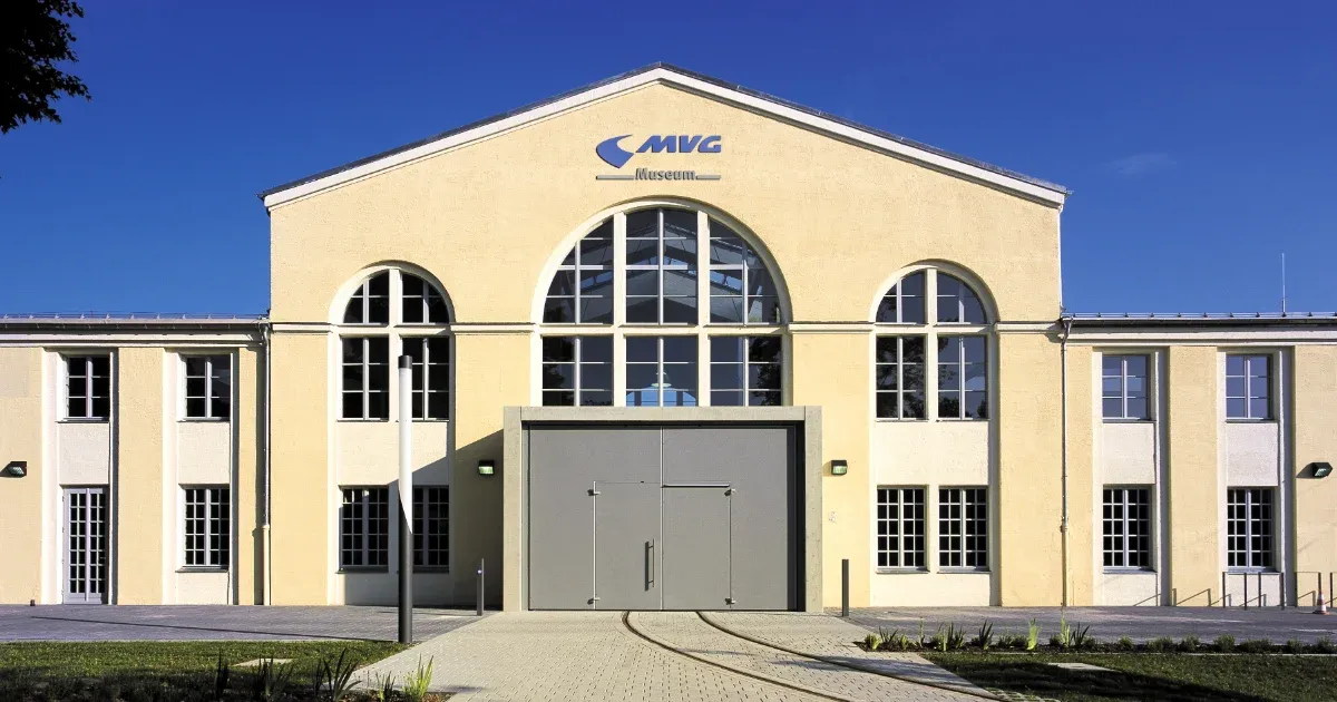 Historische deutsche Autos auf einer Straße in Deutschland, verschiedene Modelle aus unterschiedlichen Epochen