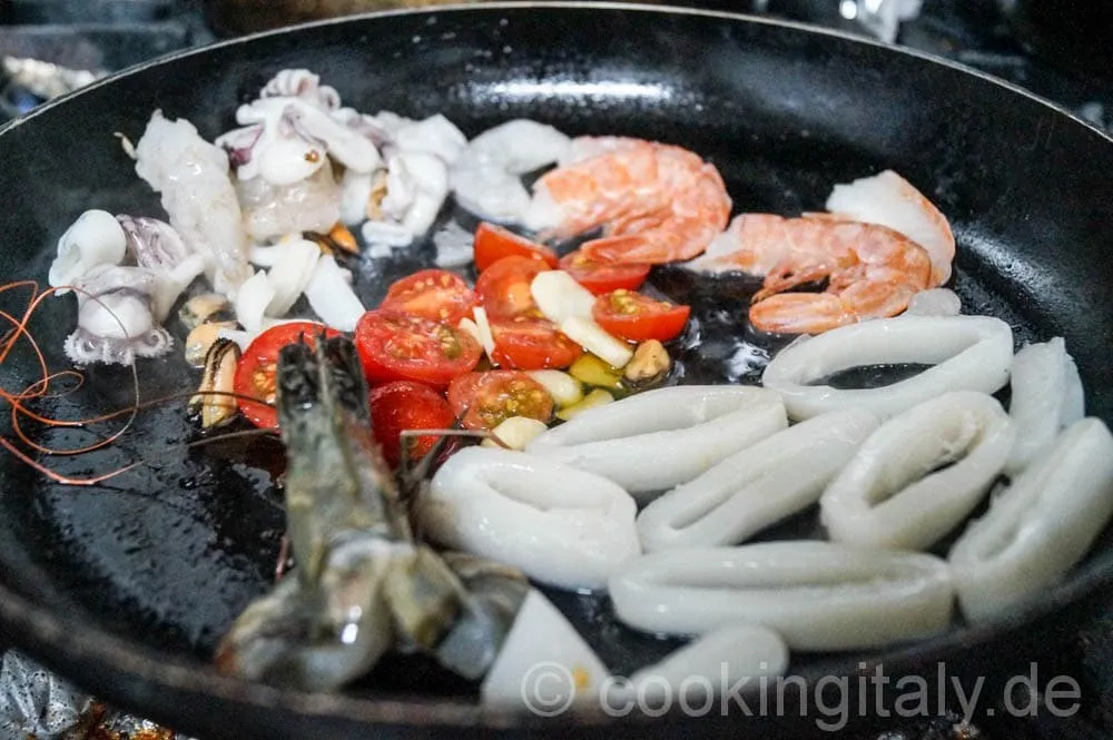 In Olivenöl angebratene Kirschtomaten.