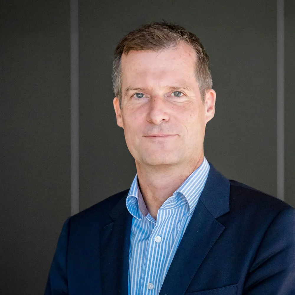 Jörg Siegmund ist wissenschaftlicher Assistent für Demokratie-, Parlamentarismus- und Wahlforschung sowie Politikevaluation und der persönliche Referent der Direktorin.