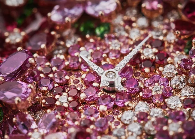 Elegante Junghans Armbanduhren, die Schweizer Präzision und deutsches Design vereinen, auf einem stilvollen Hintergrund präsentiert.