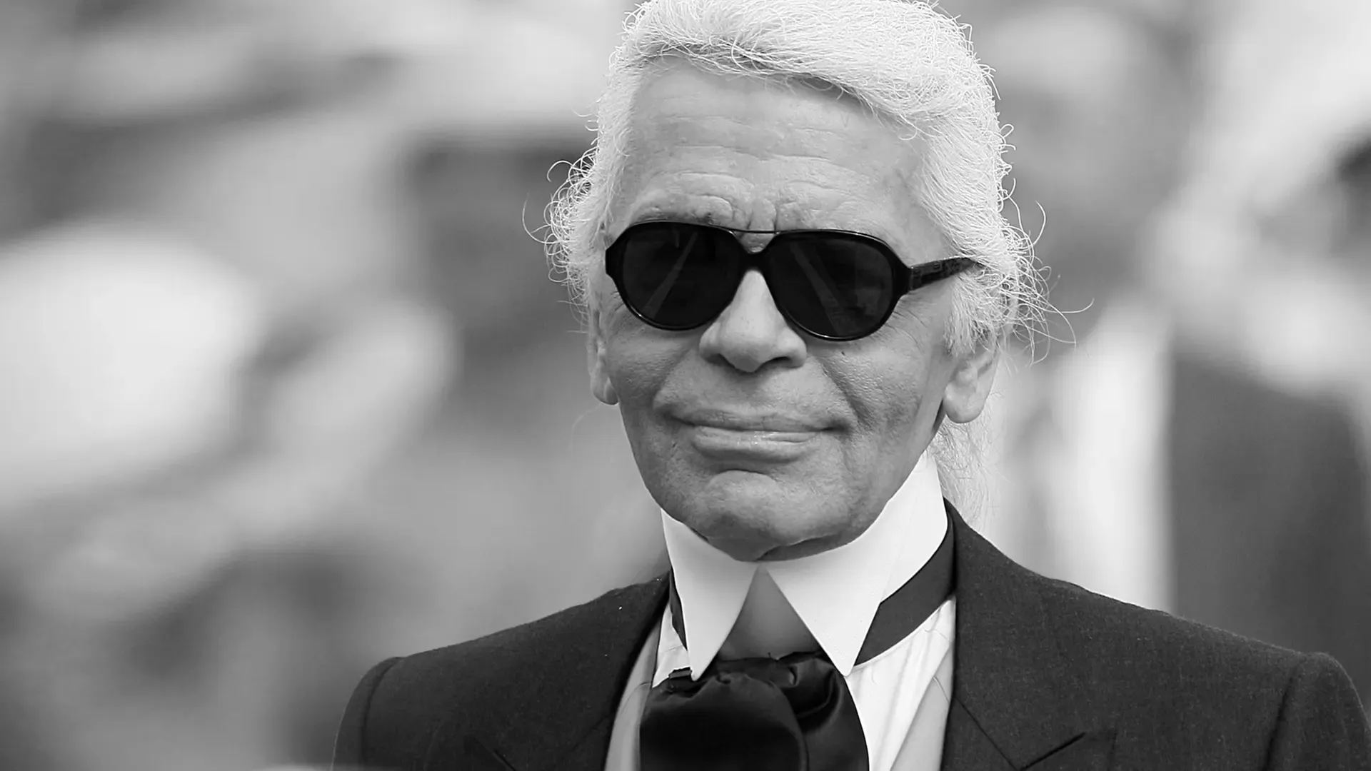 Karl Lagerfeld und Diane Kruger bei einer eleganten Veranstaltung, im Stil eines Mode-Porträts.