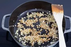 Knoblauch und Zwiebel für Paella andünsten