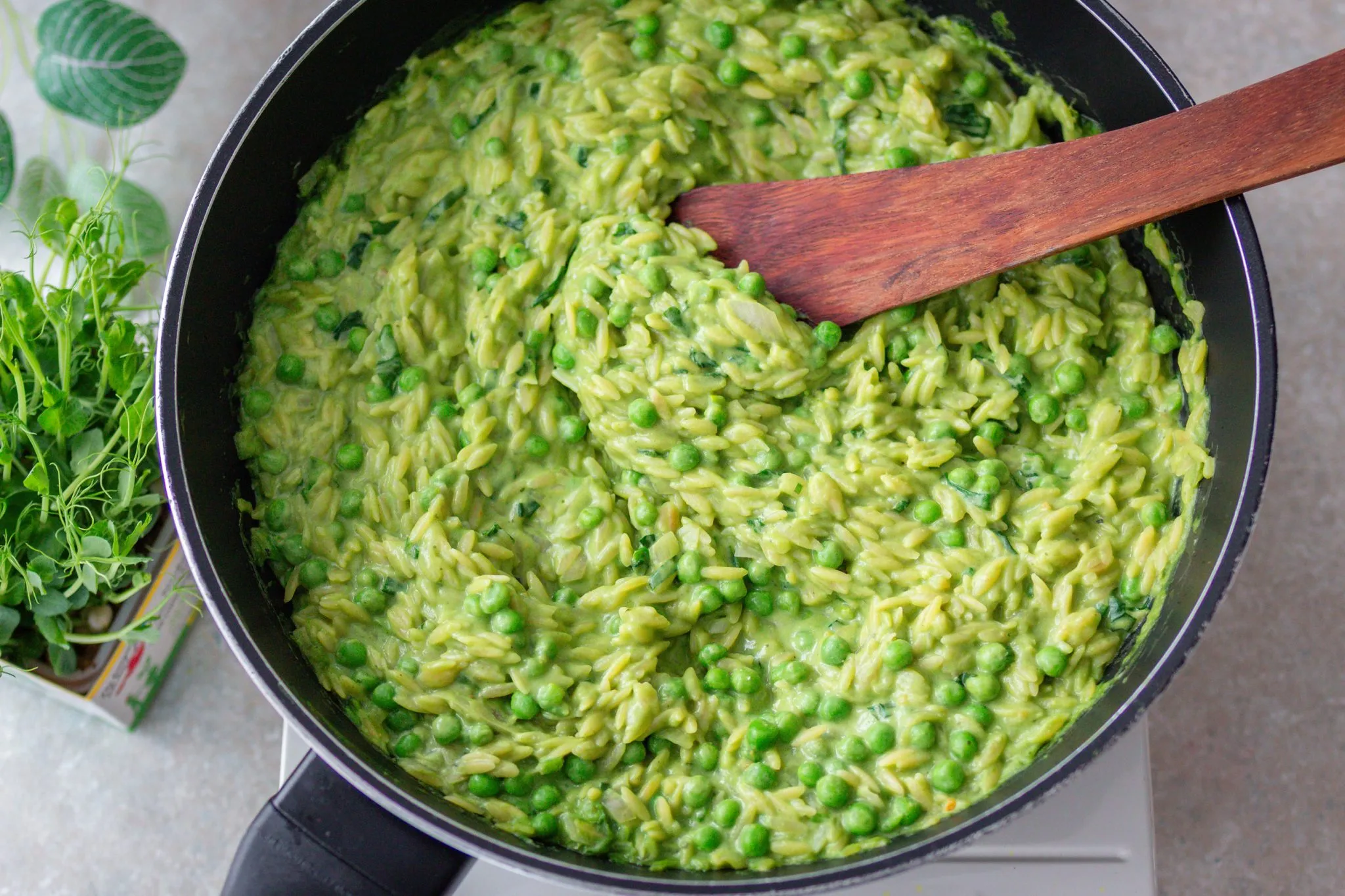 Köcheln des Bärlauch-Orzos in der Pfanne