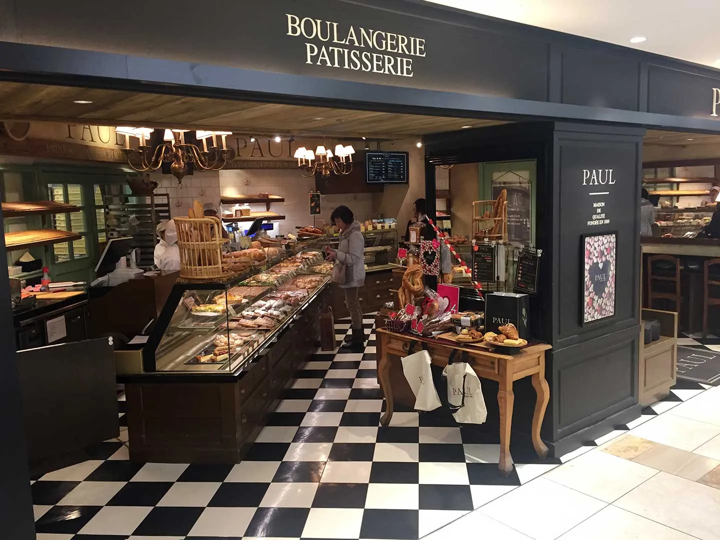 Kuchen und Torten in einer Auslage