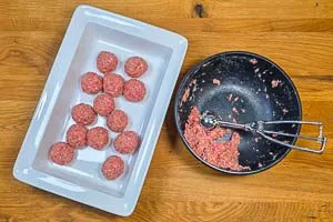Kugeln aus dem Hackfleisch mit einem Eisportionierer formen.