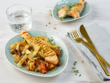 Lachs auf Tomaten-Fenchel-Gemüse Rezept