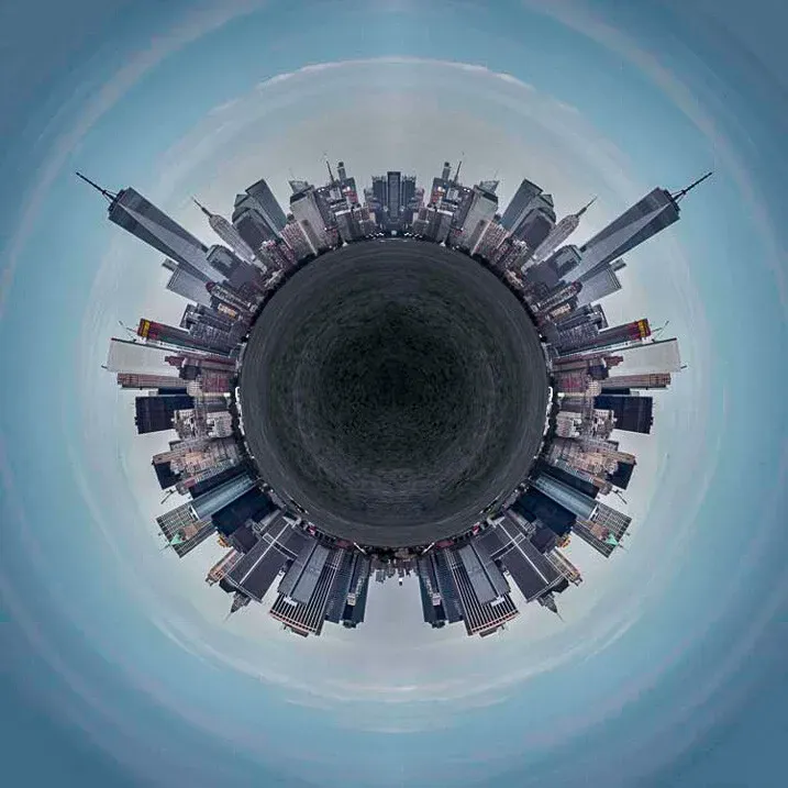 Landschaft in eine Kugel oder einen kleinen Planeten verwandelt.