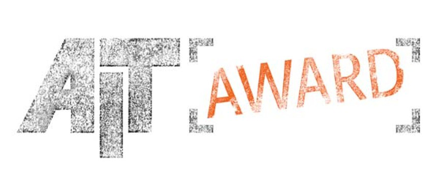 Elegantes Interieur eines langen deutschen Luxusautos mit Leder und Holzdetails