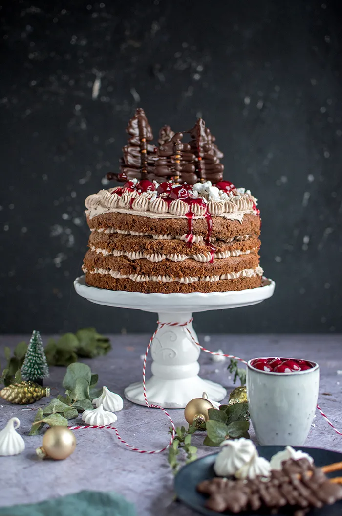 Lebkuchen Naked Cake mit Glühwein-Kirschen