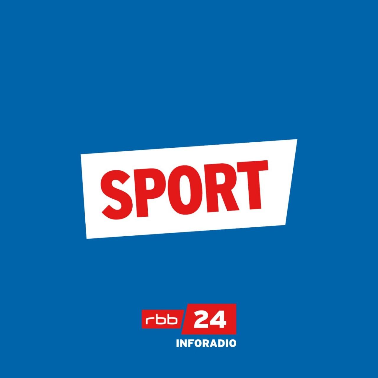 Manuel Neuer jubelt mit der Champions League Trophäe, im Hintergrund jubelnde Mannschaftskollegen und Fans.