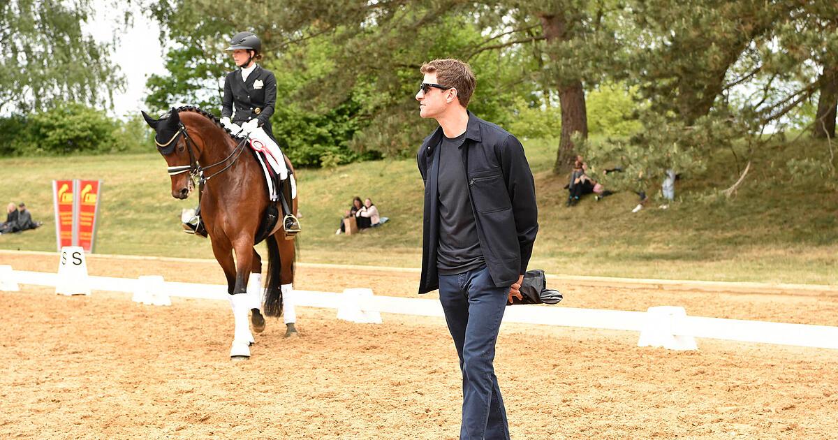 Lisa Müller mit ihrem Pferd bei einem Reitturnier, passionierte Reiterin