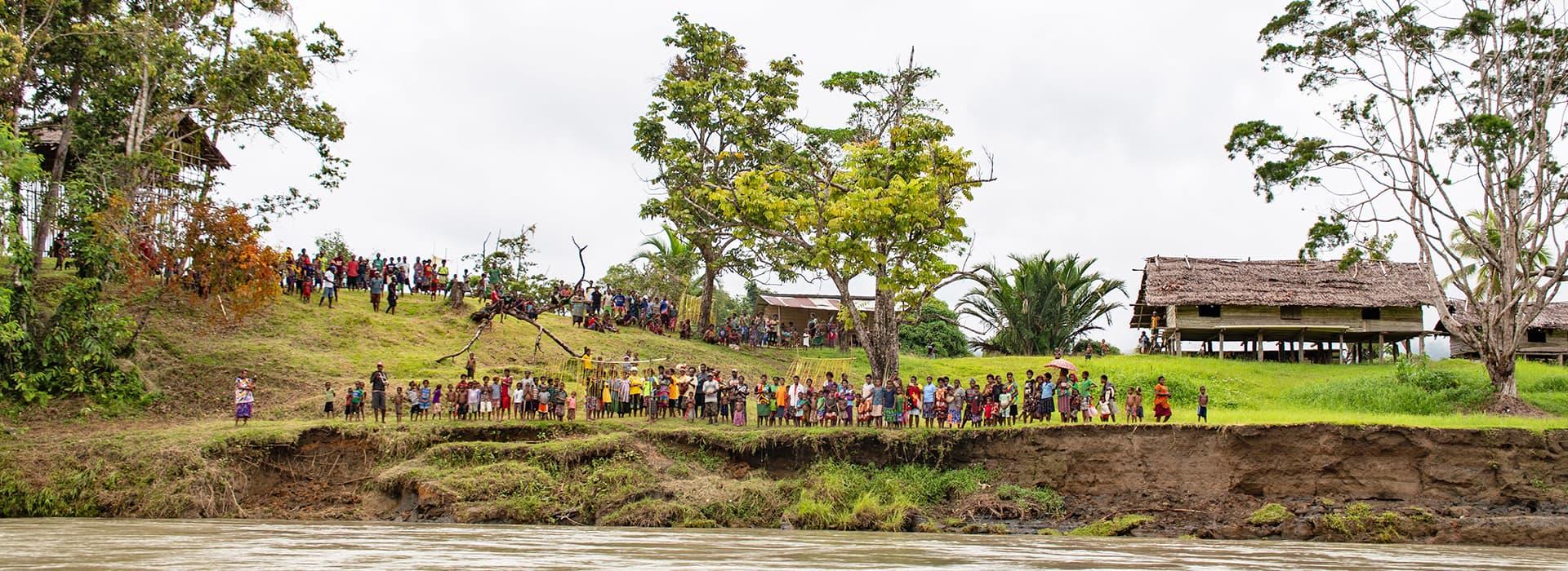Lisa und Thomas Müller bei einem öffentlichen Event, lächelnd und eng beieinander stehend