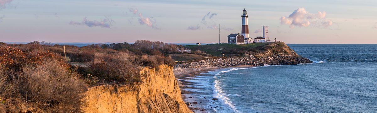 Ein luxuriöses Auto fährt durch die malerische Landschaft um Stuttgart, mit Weinbergen im Hintergrund und der Sonne, die durch die Bäume scheint.
