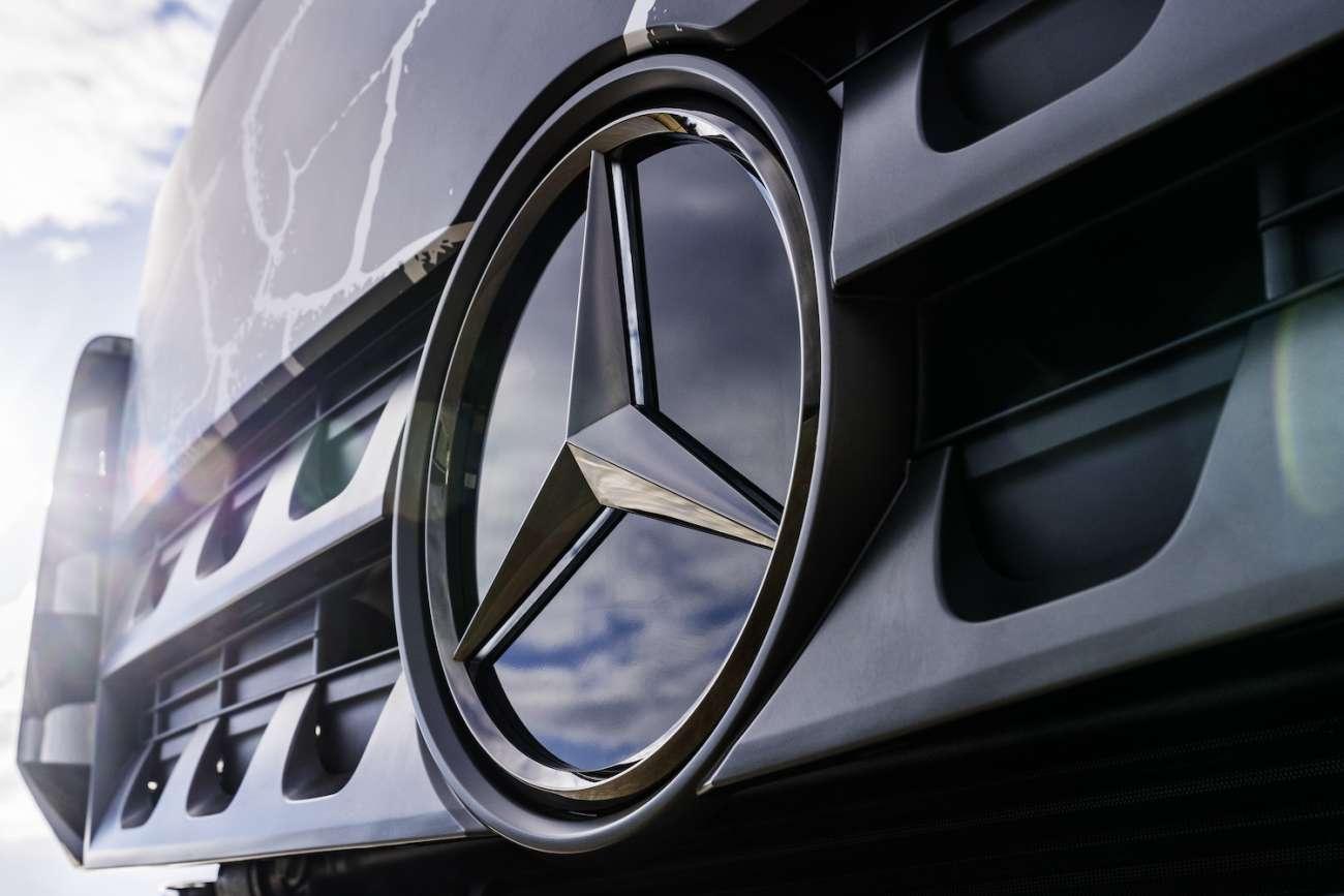 Ein Luxusauto wird von einem Schiff entladen, um in Deutschland importiert zu werden, spezialisierter Service im Fokus