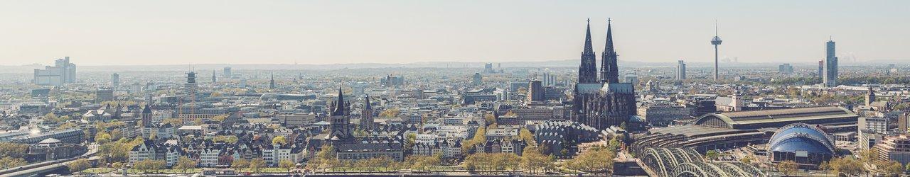 Die Freiheit, Koblenz in einem Luxusfahrzeug zu erkunden, mit Blick auf den Rhein.