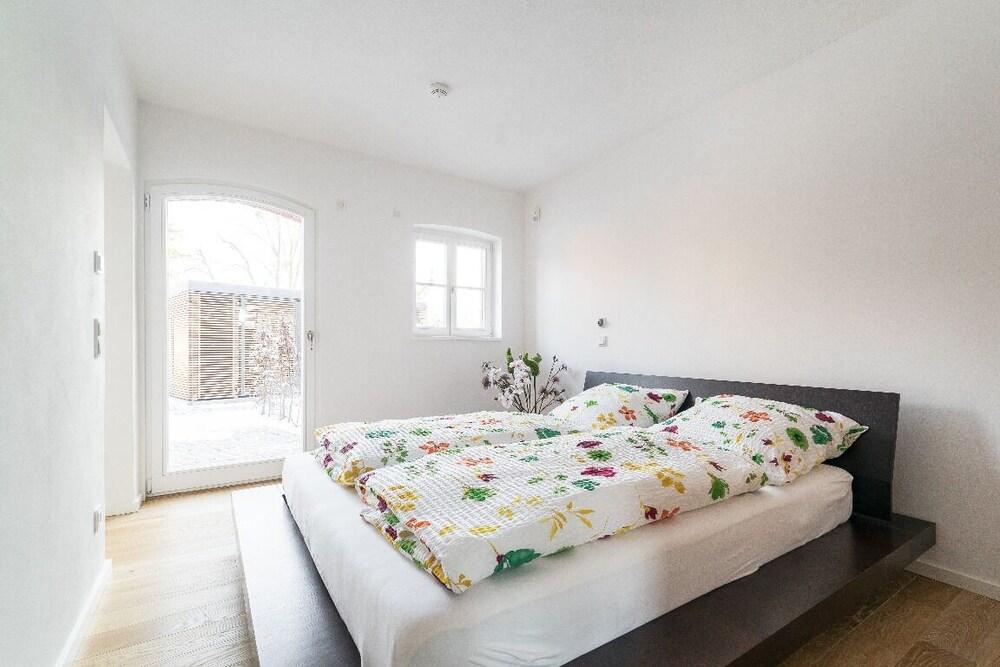 Luxuriöses Auto vor Schloss Sanssouci, Potsdam