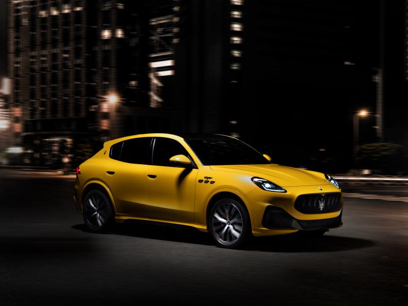 Ein futuristischer Innenraum eines Luxusautos in Berlin mit digitalem Cockpit und hochwertigen Materialien.