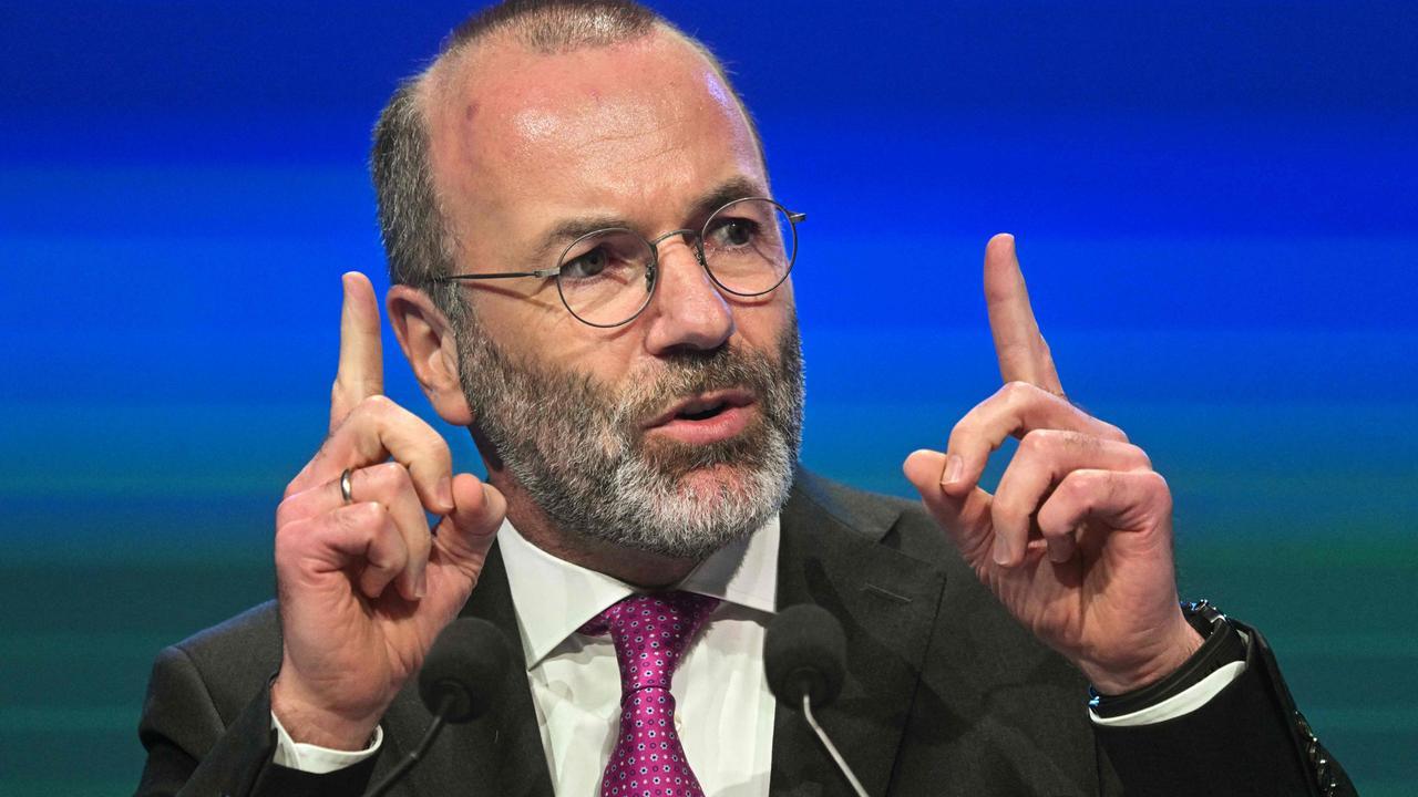 Manfred Weber spricht als Fraktionsvorsitzender der EVP im Europäischen Parlament, betont seine Rolle in der konservativen Politik Europas