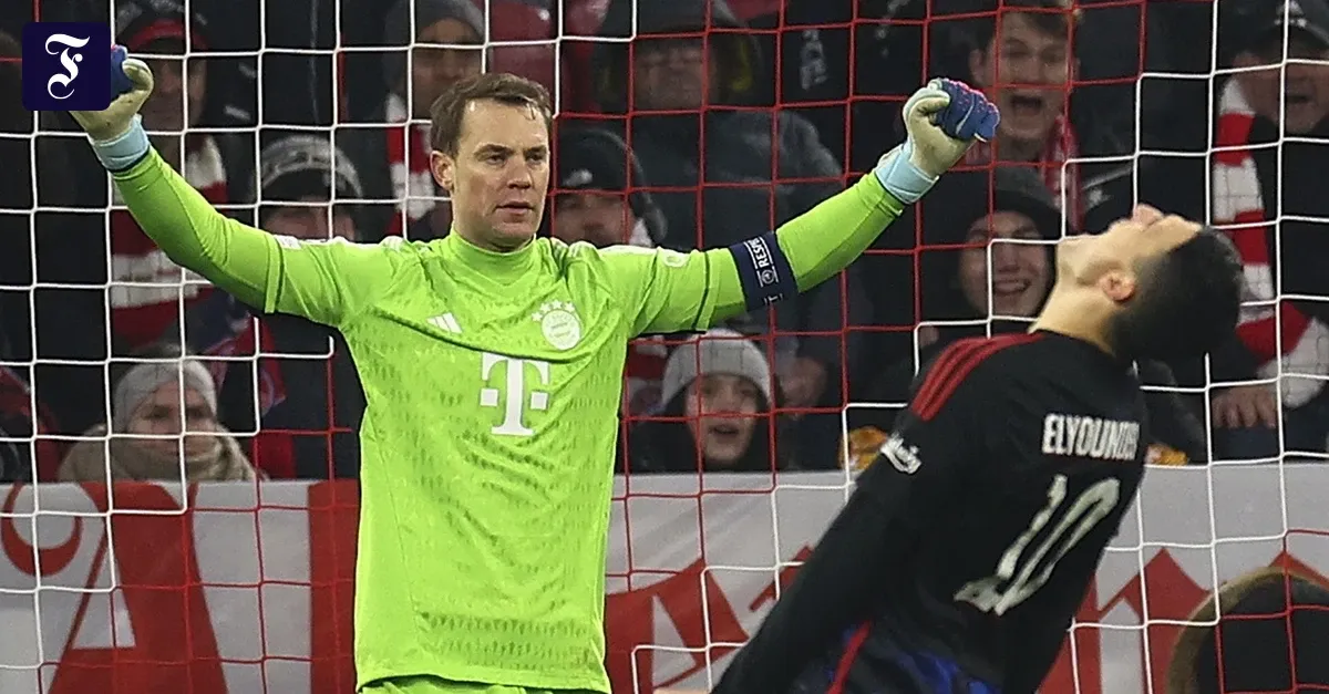 Manuel Neuer im Tor des FC Bayern München bei einer spektakulären Parade