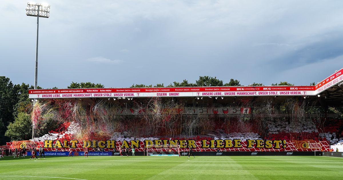 Manuel Neuer hält den DFB-Pokal in die Höhe, jubelnde Mannschaft im Hintergrund