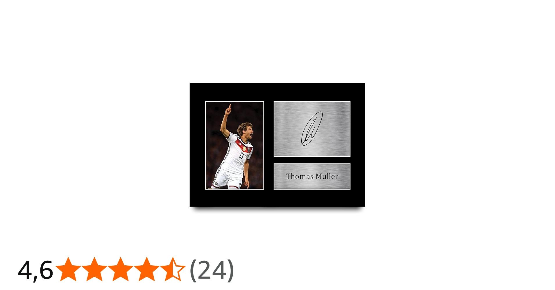 Nahaufnahme einer glänzenden Manuel Neuer Fußballkarte mit seinem Bild in Aktion und Logos der Serie.