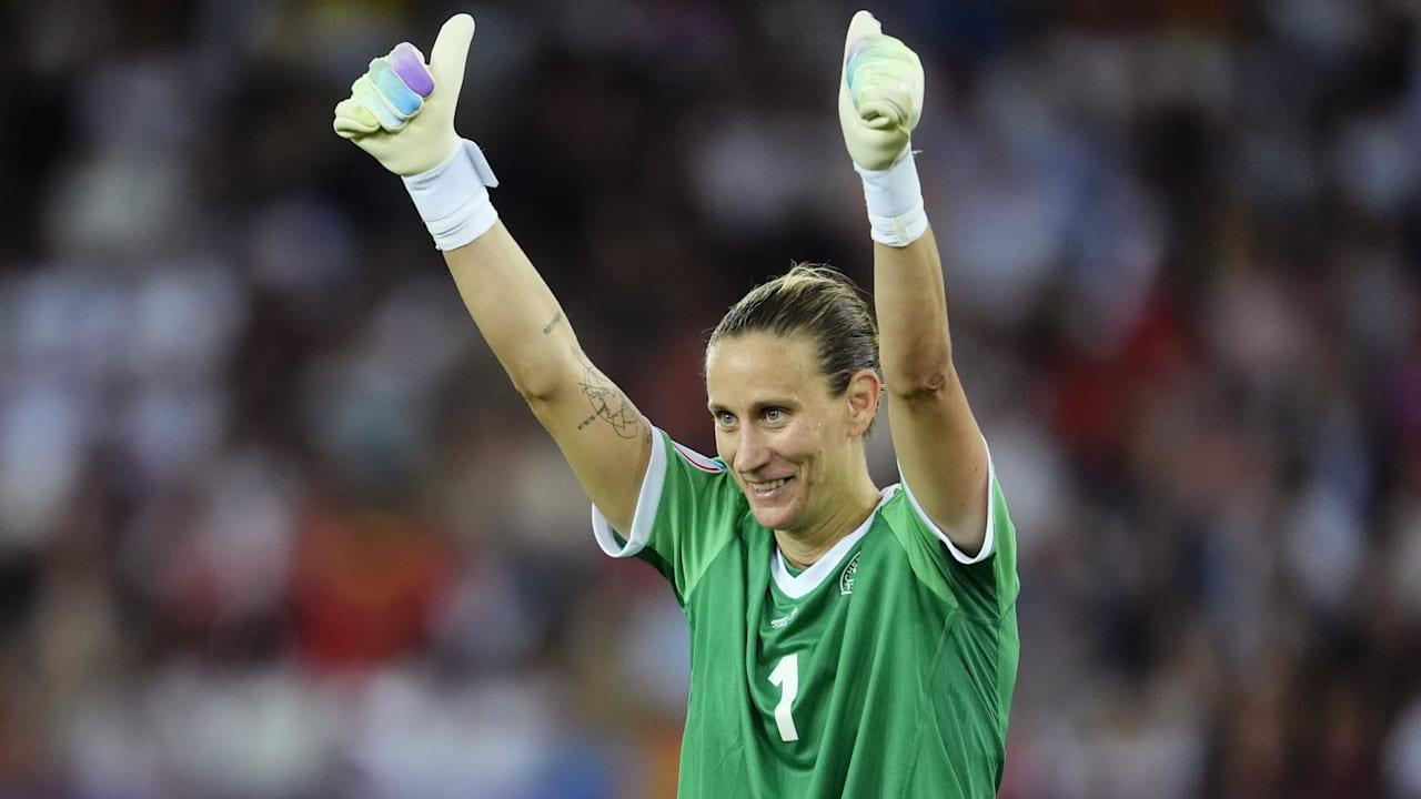 Ikonisches Porträt von Manuel Neuer, dem deutschen Fußballtorhüter, in Aktion.