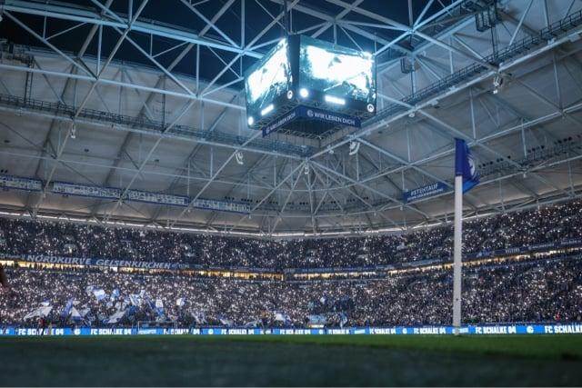 Manuel Neuer als junger Stammtorwart des FC Schalke 04 nach seinem Bundesliga Debüt, fängt einen Ball.