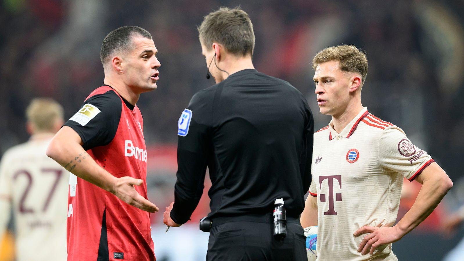 Manuel Neuer im Trikot des FC Bayern München bei einem wichtigen Spiel, Fokus auf seine Dominanz im Strafraum