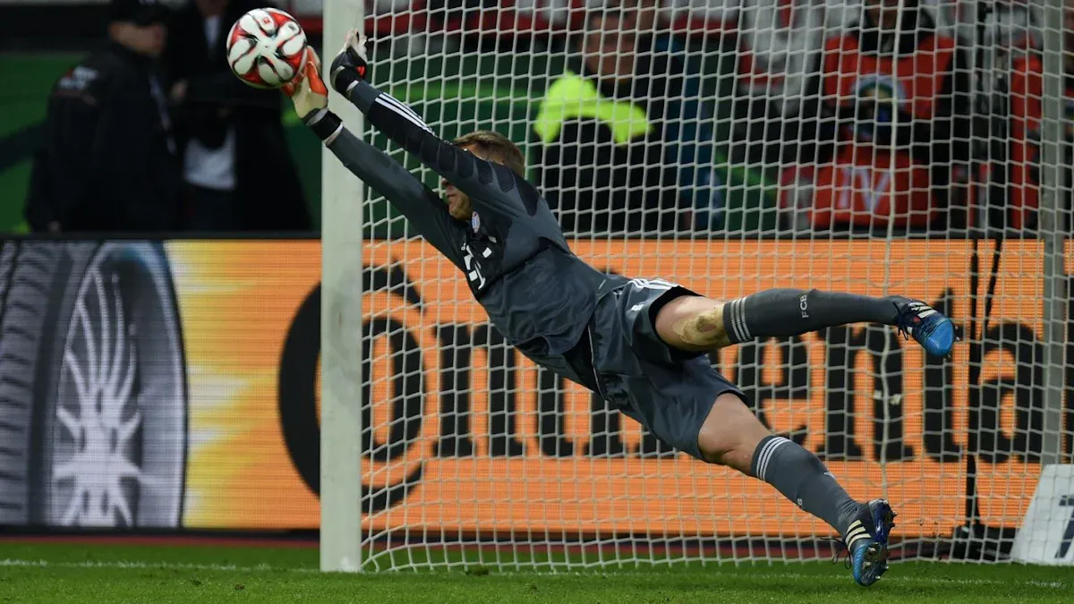 Manuel Neuer in Aktion, Kapitänsbinde, FC Bayern, Fussballtorwart-Legende