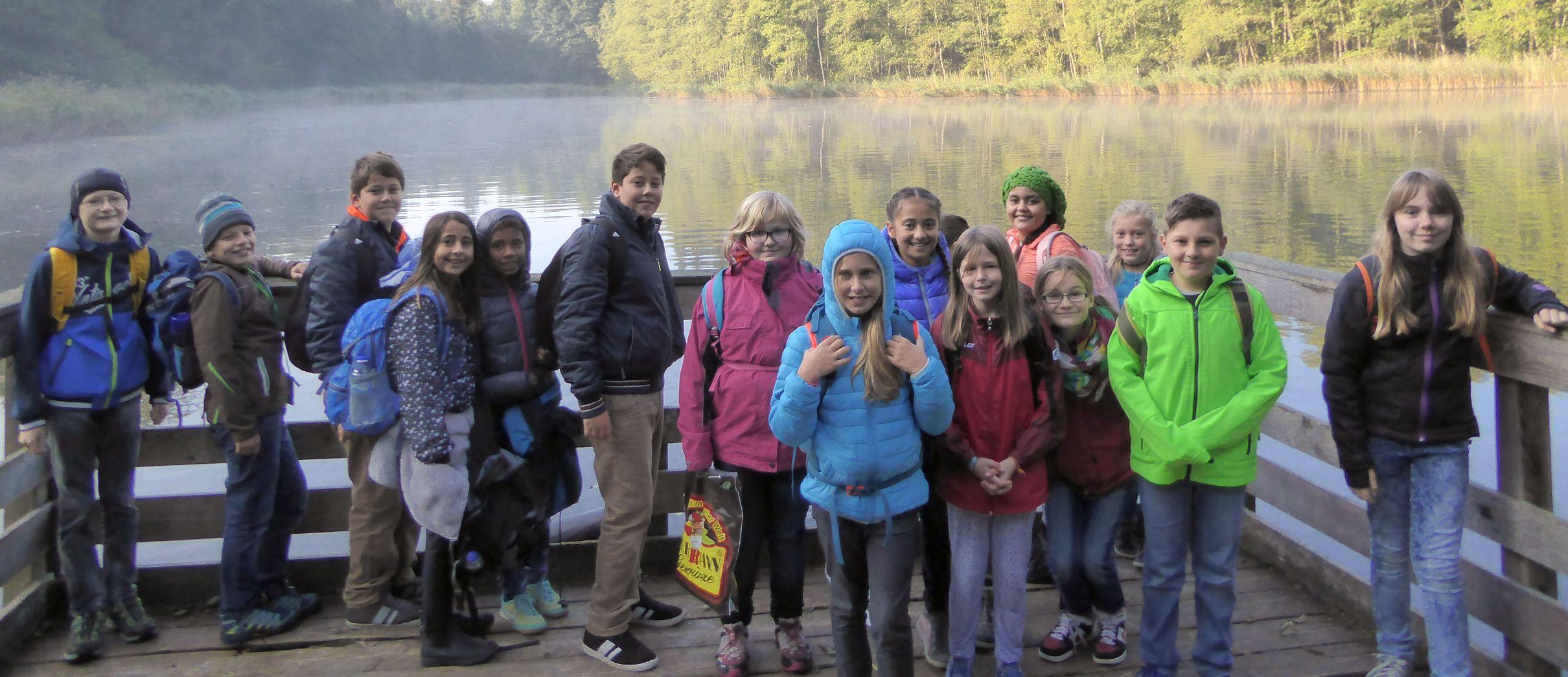 Manuel Neuer und Nina Weiß strahlen auf ihrer Hochzeit, umgeben von mediterranem Flair, als Zeichen ihrer Liebe und ihres Bundes.