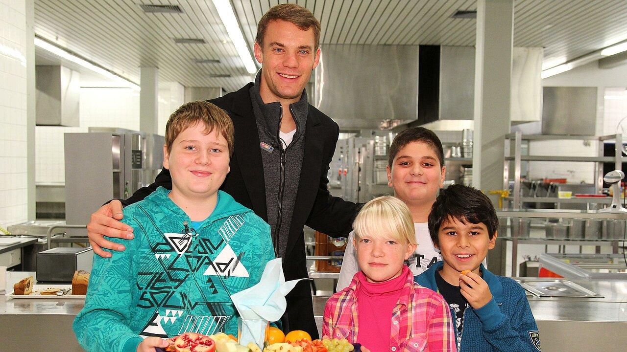 Manuel Neuer engagiert sich mit seiner Stiftung für Kinder und zeigt seine soziale Seite.
