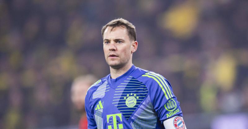 Manuel Neuer als Torhüter des FC Bayern München, symbolisch für sein hohes Gehalt und seine Leistungen auf dem Platz.