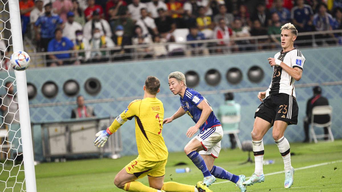 Manuel Neuer im Tor der deutschen Nationalmannschaft während eines Spiels, konzentriert und bereit zur Parade