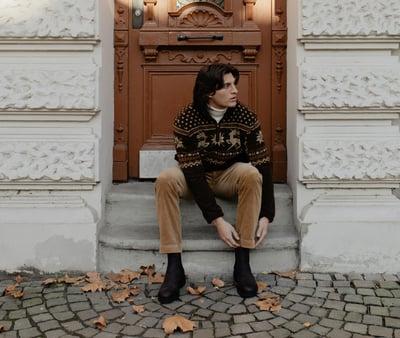 Manuel Neuer Trikot kombiniert mit Jeans und Sneakern für einen lässigen Streetwear-Look