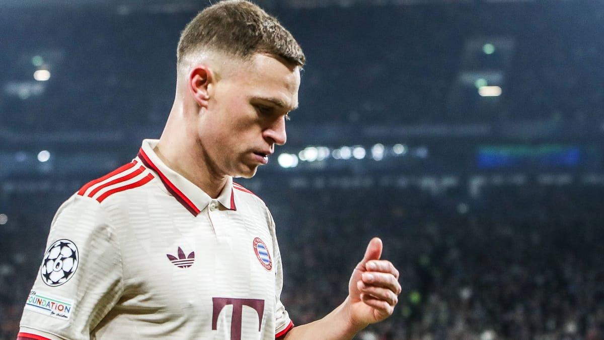 Manuel Neuer unterschreibt seinen Vertrag beim FC Bayern, symbolisch für seine Zukunft.