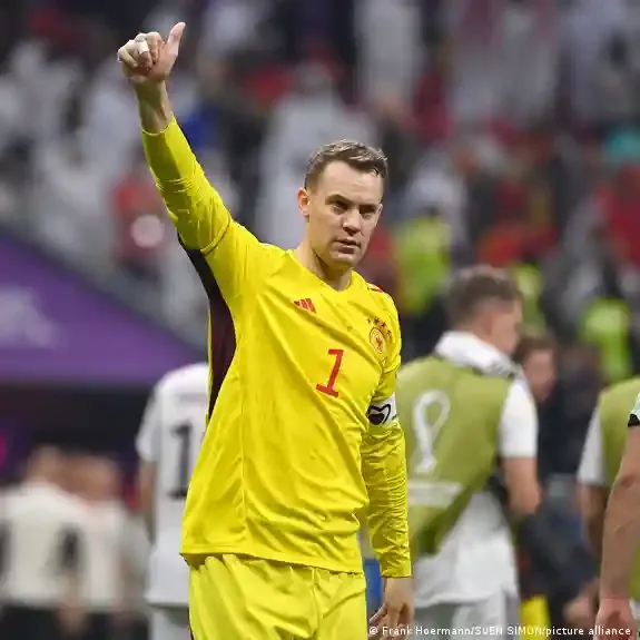 Manuel Neuer jubelt mit der deutschen Nationalmannschaft nach dem Gewinn der Weltmeisterschaft 2014, die Weltmeister-Trophäe ist im Fokus.