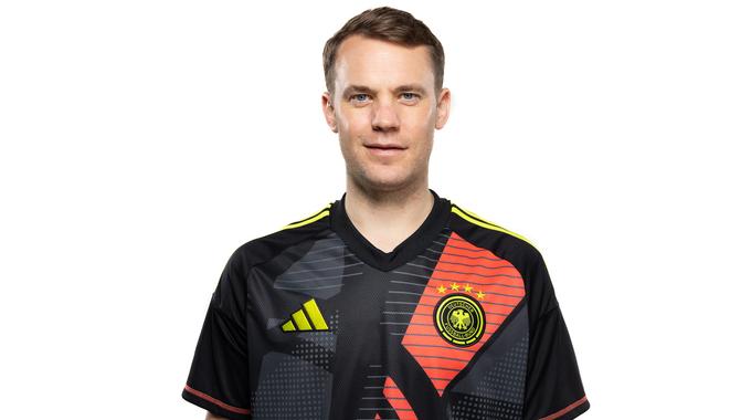 Manuel Neuer feiert den WM-Titel 2014 mit der deutschen Nationalmannschaft und dem Pokal.