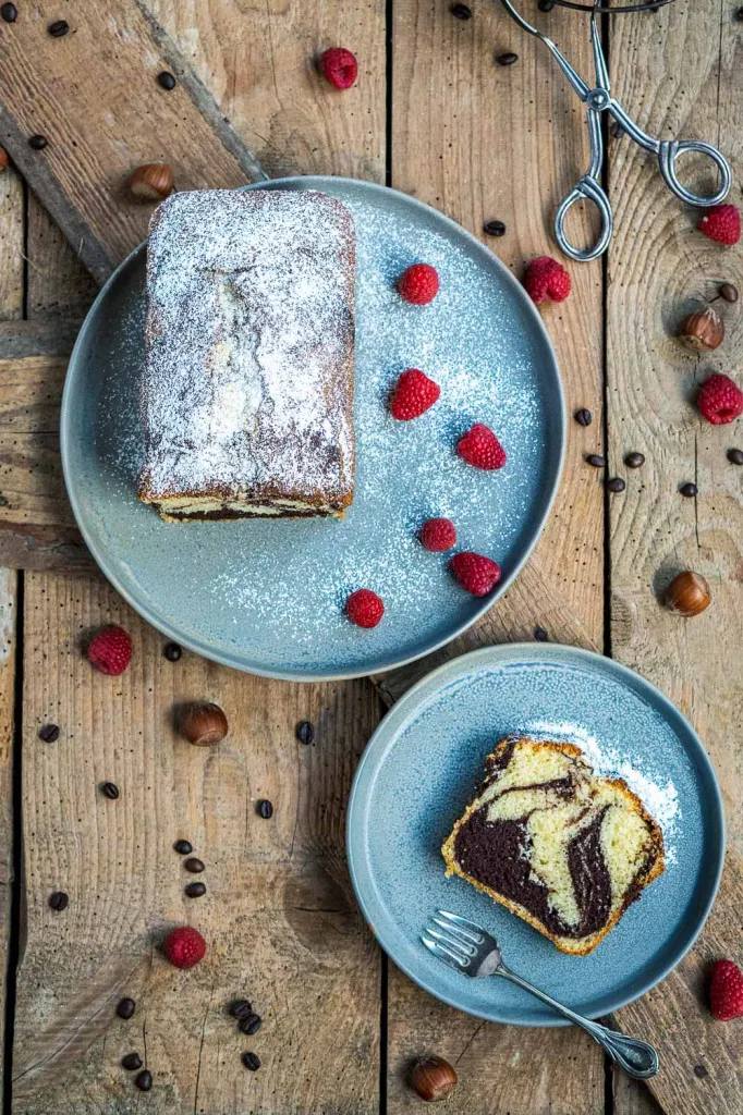 Marmorkuchen in einer Kastenform dekoriert mit Puderzucker