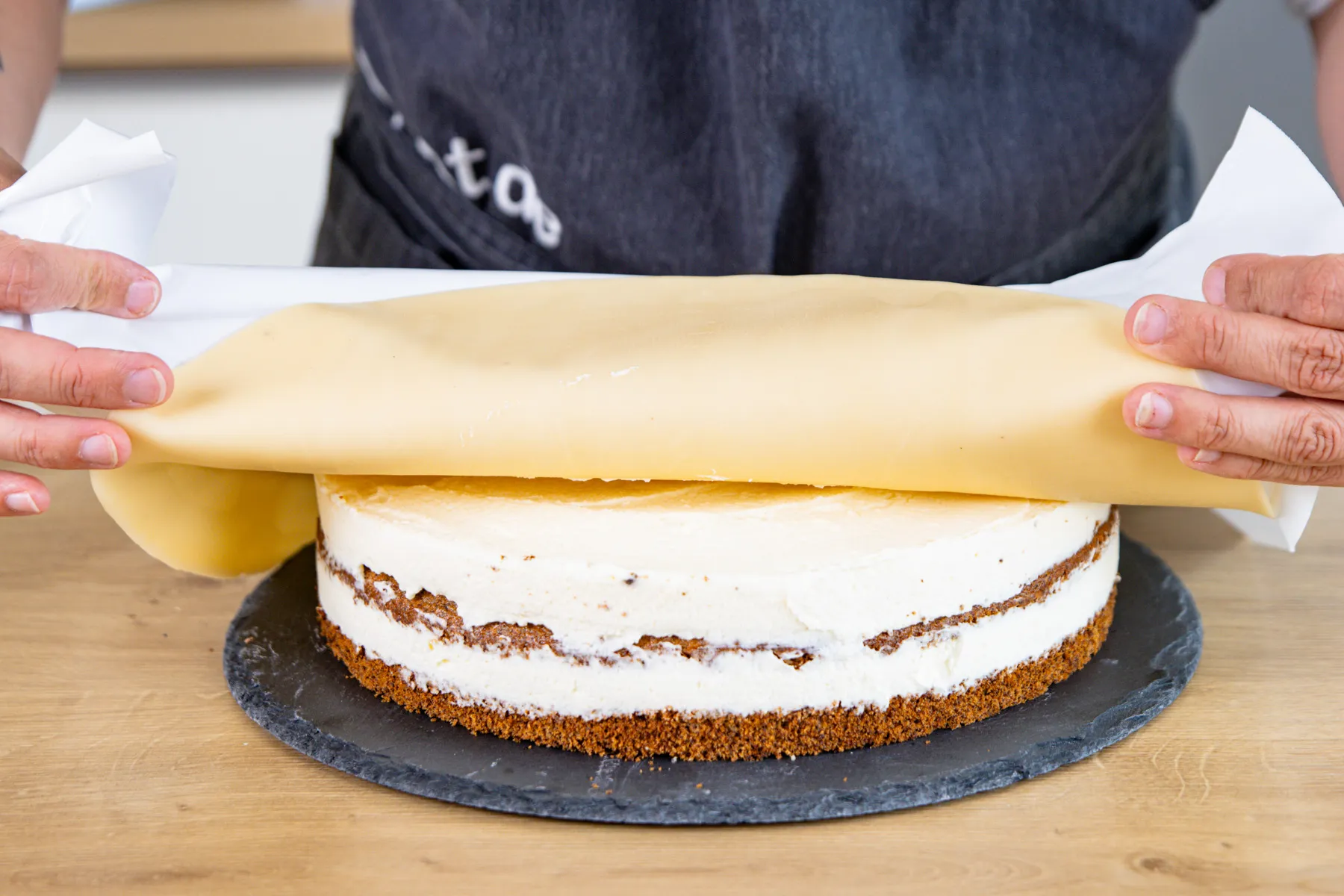 Marzipandecke vorsichtig auflegen