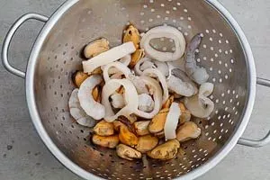 Meeresfrüchte für Paella vorbereiten