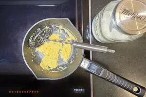 Mehl dazugeben, rühren und anschwitzen bis es goldgelb ist